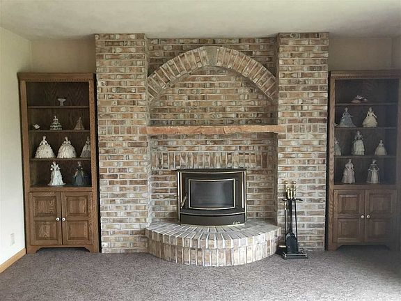 Living Room has bowed window Grizzly FP