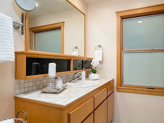 9477 La Jolla Shores Dr #B — Photo 11