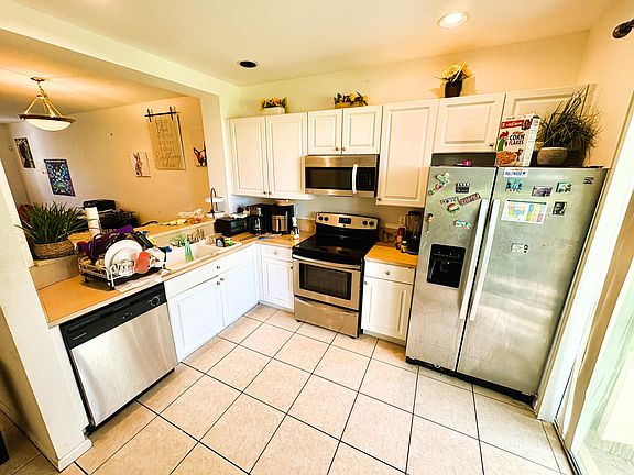 5th image of 721 NW 42nd Ave