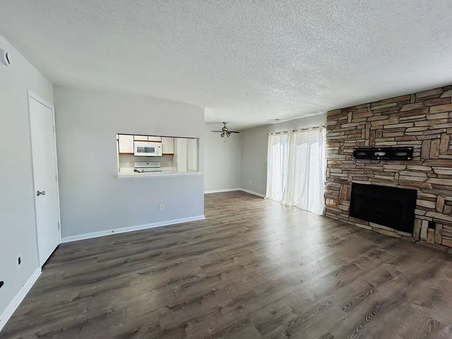 2 bed, 1108 sqft, $1,850 — Photo 4