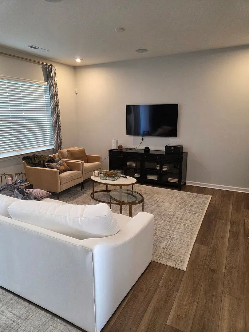 Centrally located Charlote Oasis — Photo 2