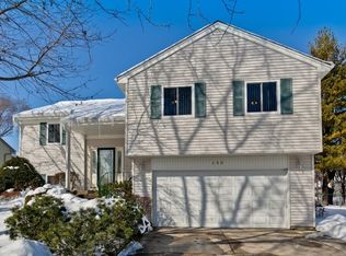 136 Midway Ln, Vernon Hills, IL