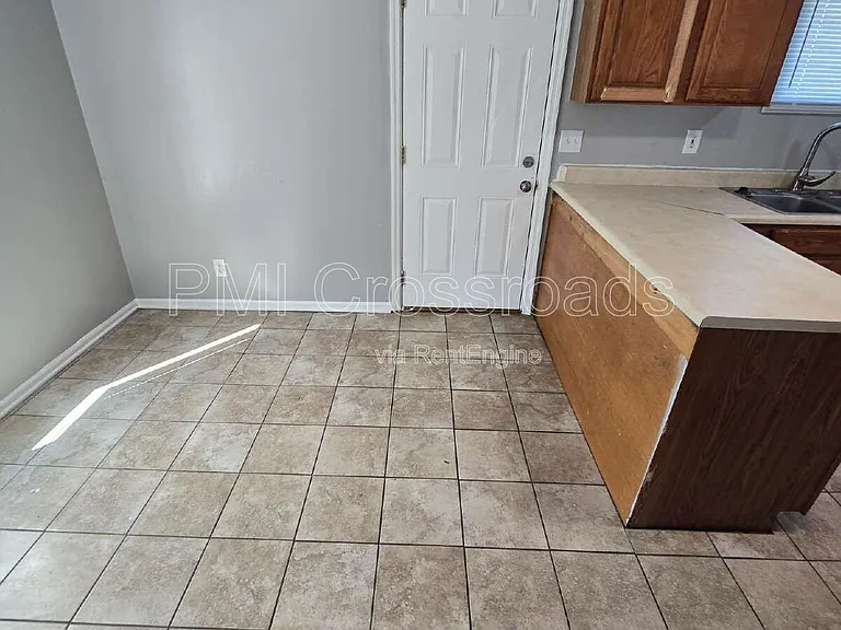 153 S Cypress Ave — Photo 9