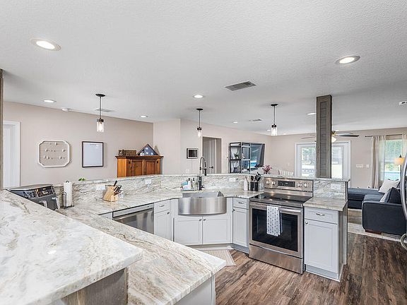 3rd image of 6626 Fernwood Dr