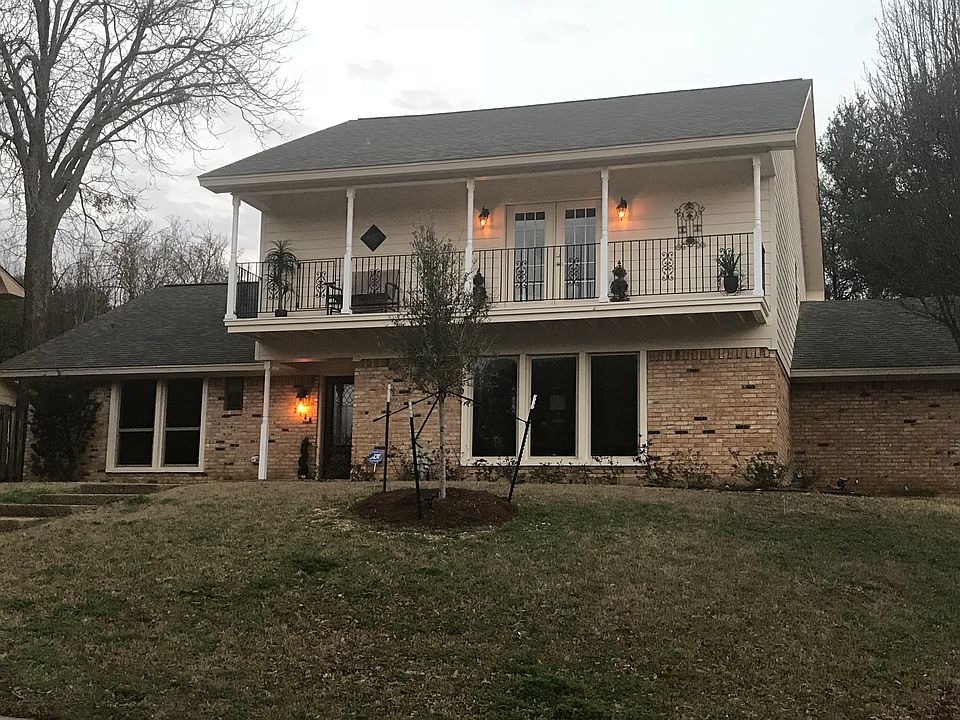 Front of home with balcony 