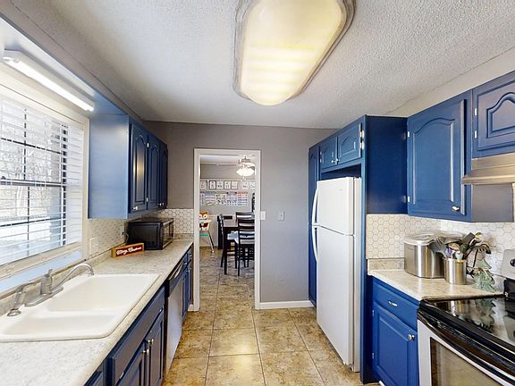 5th image of 301 Foxfire Dr