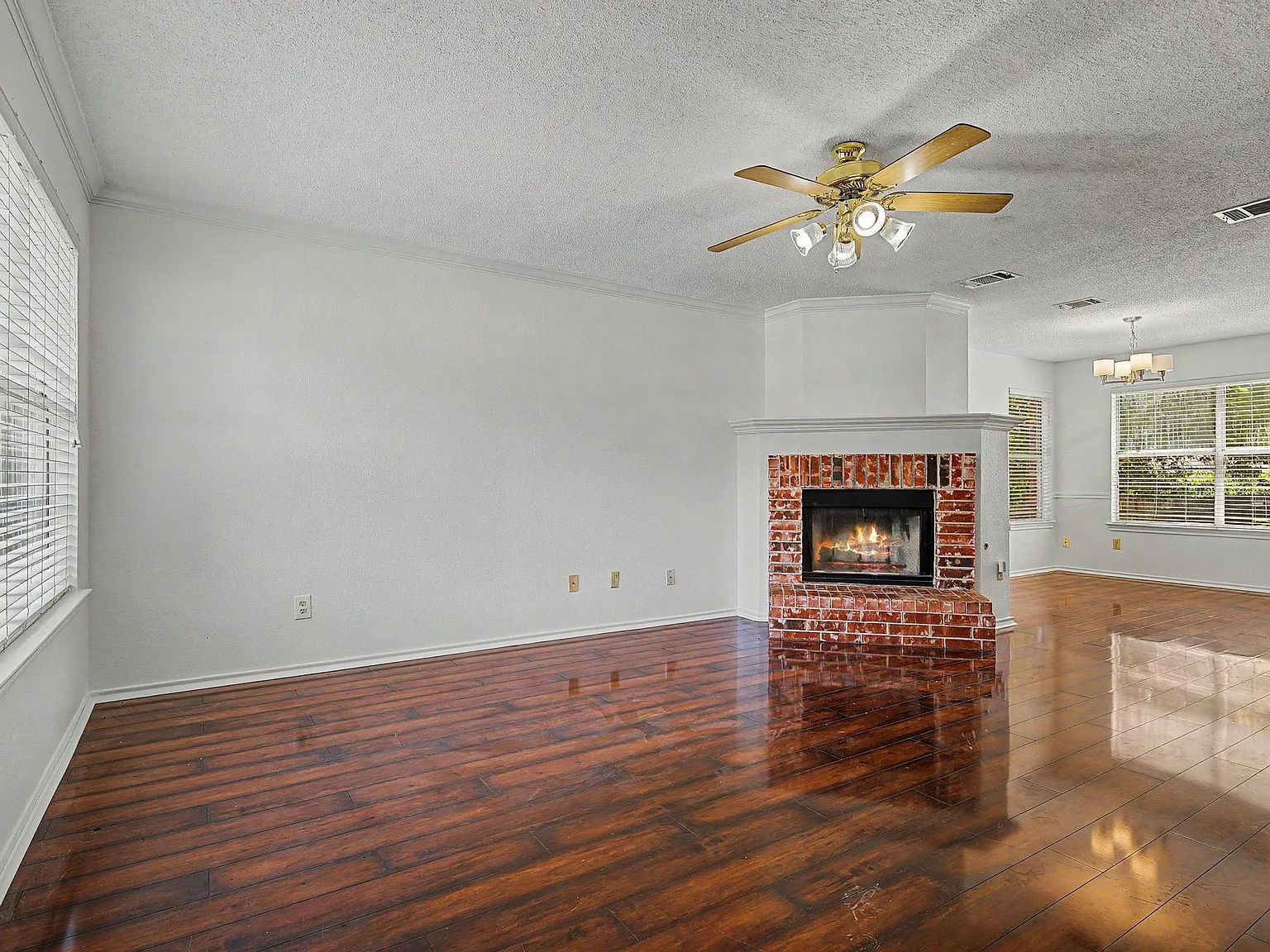 4 bed, 2.5 bath, 1964 sqft, $2,600 — Photo 3