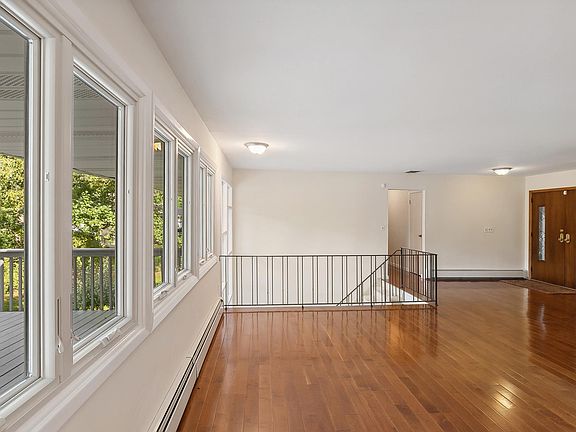 5th image of 28 Whitney Ct