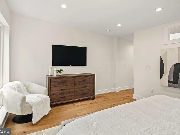 2403 Grays Ferry Ave — Photo 23