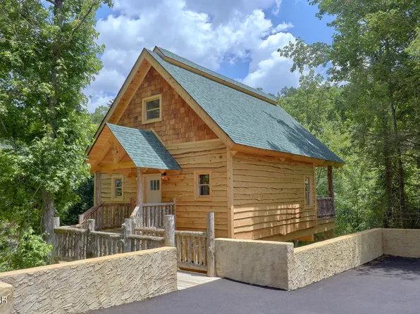 560 Country Oaks Dr, Pigeon Forge, TN 37863