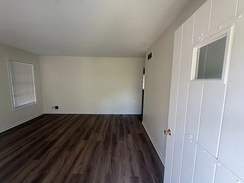 Cozy 3-Bedroom Home with Bonus Den & Covered Parking — Photo 3