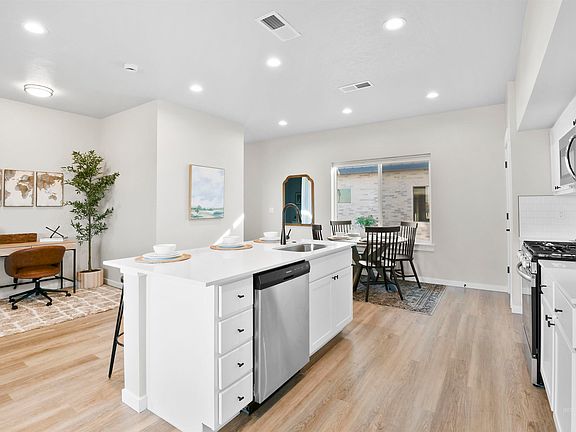 5th image of 512 N Lucy Ln