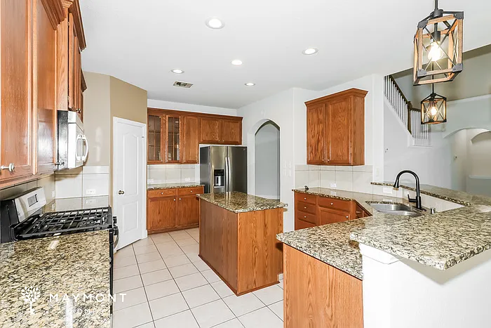 26049 Kingshill Dr — Photo 7