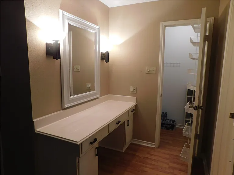 472 N Post Oak Ln — Photo 38