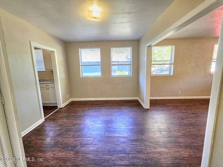 916 W 25th St — Photo 14