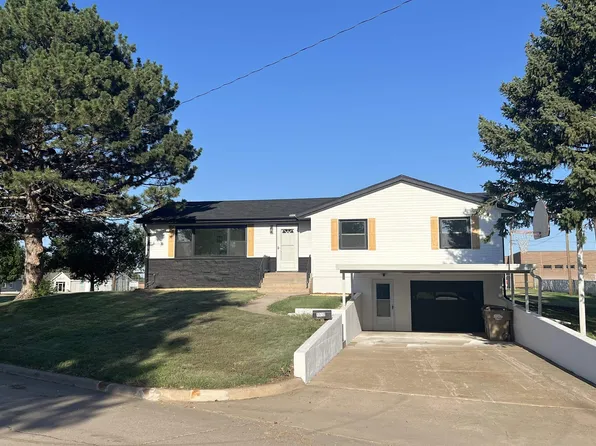 1112 N Clay St, Hoisington, KS 67544