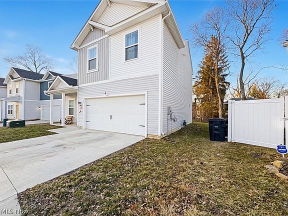 3rd image of 524 Auld Farm Cir