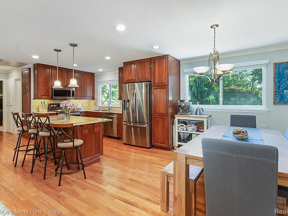 5th image of 464 Welch Rd