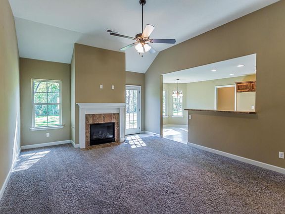 2nd image of 1141 Hemlock Dr