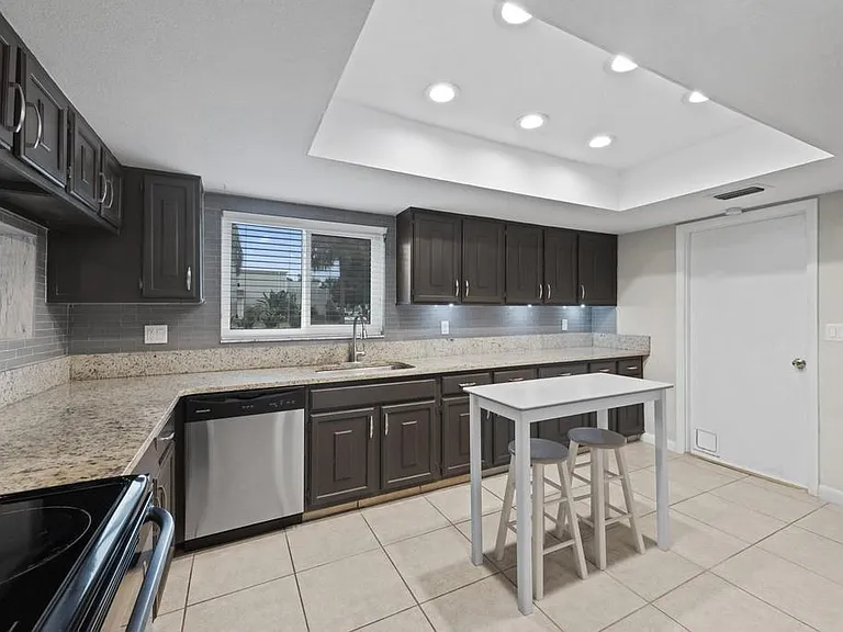 39 Emerald Ct — Photo 4