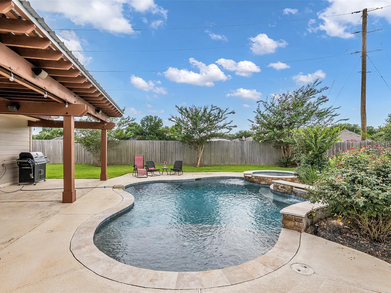 4 bed, 2.0 bath, 2249 sqft, $2,850 — Photo 3