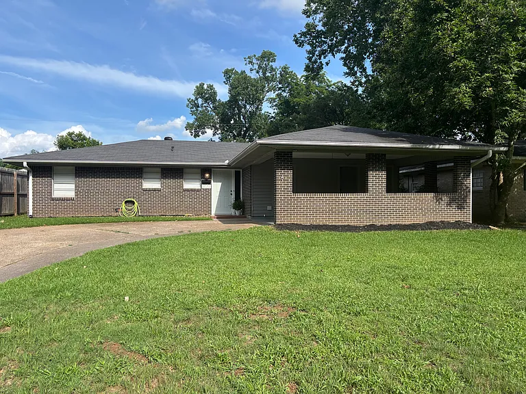 2037 Shadywood Ln — Photo 2