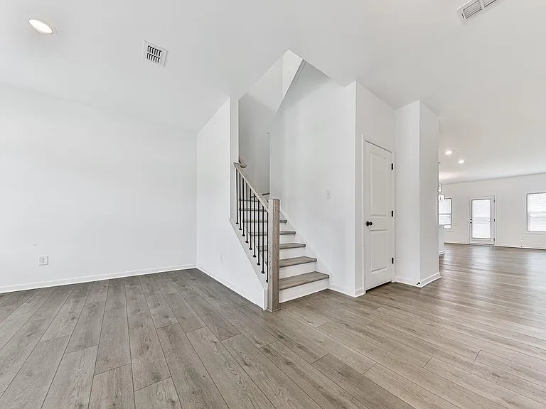 611 Elwick Ln — Photo 3