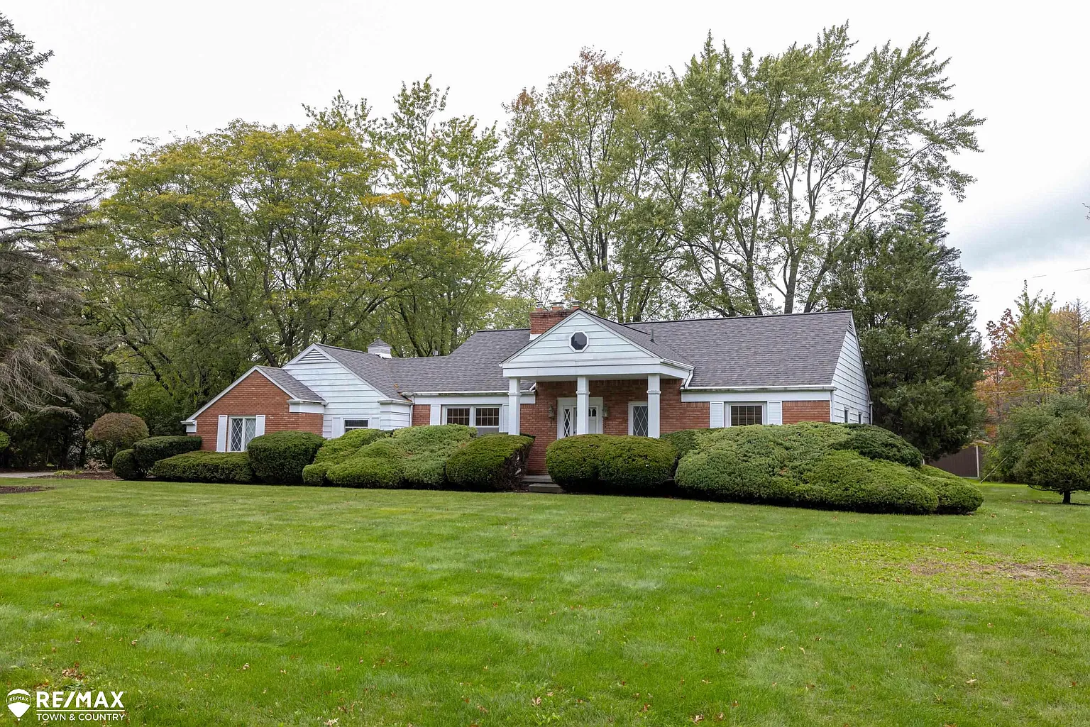 5334 Oaktree Dr photo 1