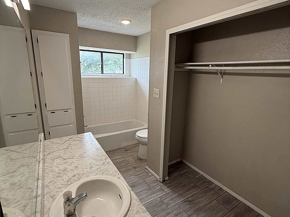 2nd image of 1204 Greenbriar Loop