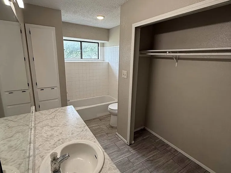 1204 Greenbriar Loop — Photo 2