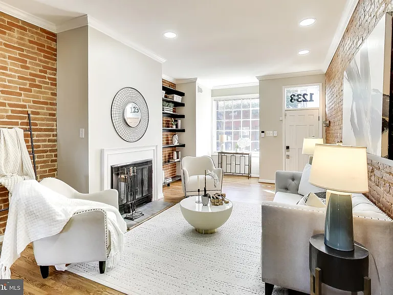 1238 Linden Pl NE — Photo 3