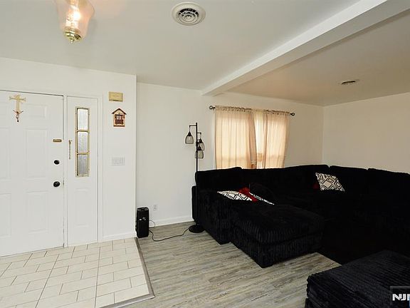 5th image of 456 Sylvan St