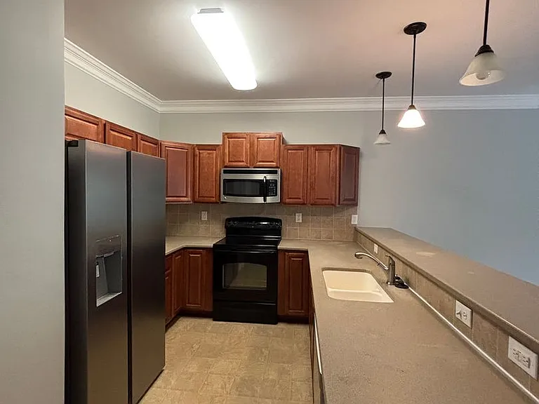 402 Beaumont Cir — Photo 3