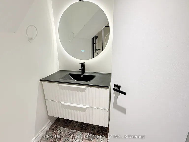 422 Lynett Cres — Photo 10