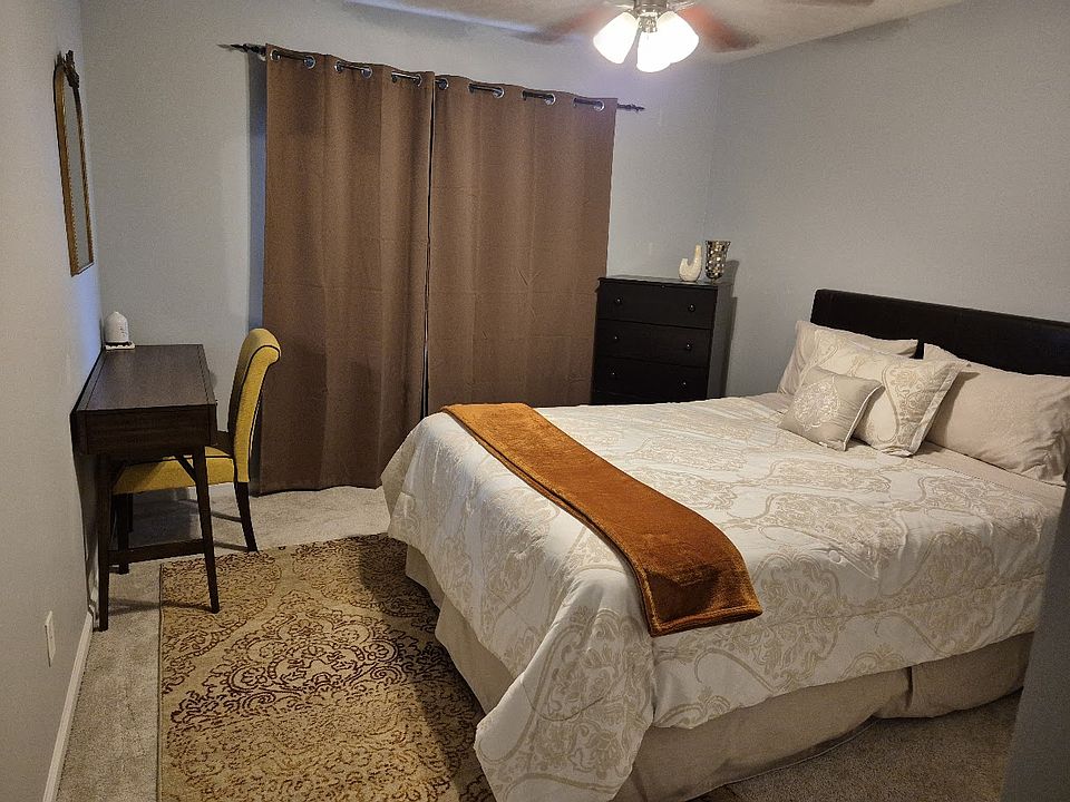 One-bedroom with a working desk