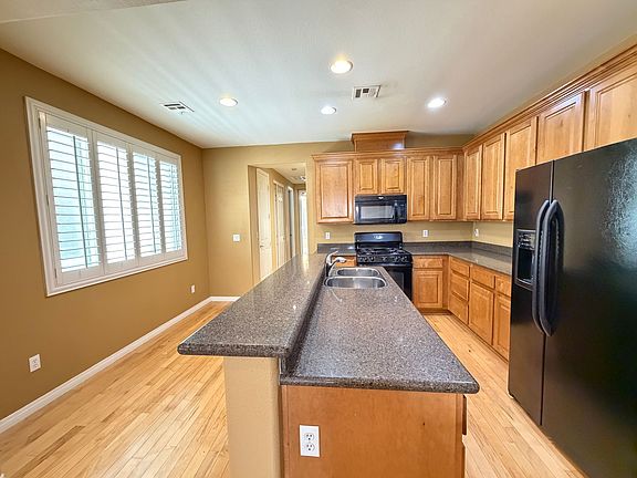 4th image of 1057 Ambrosia Dr
