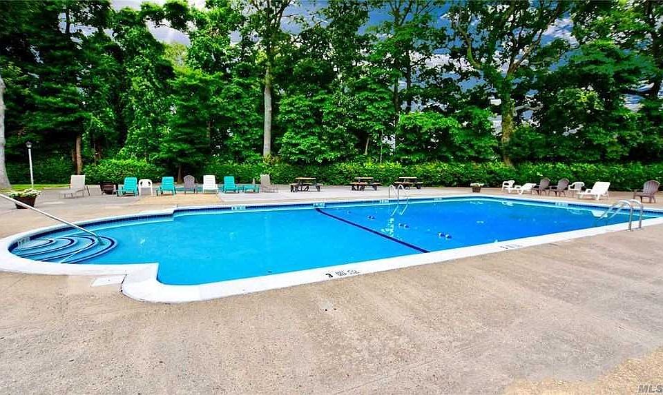 1st image of 2 Hempstead Gardens Dr