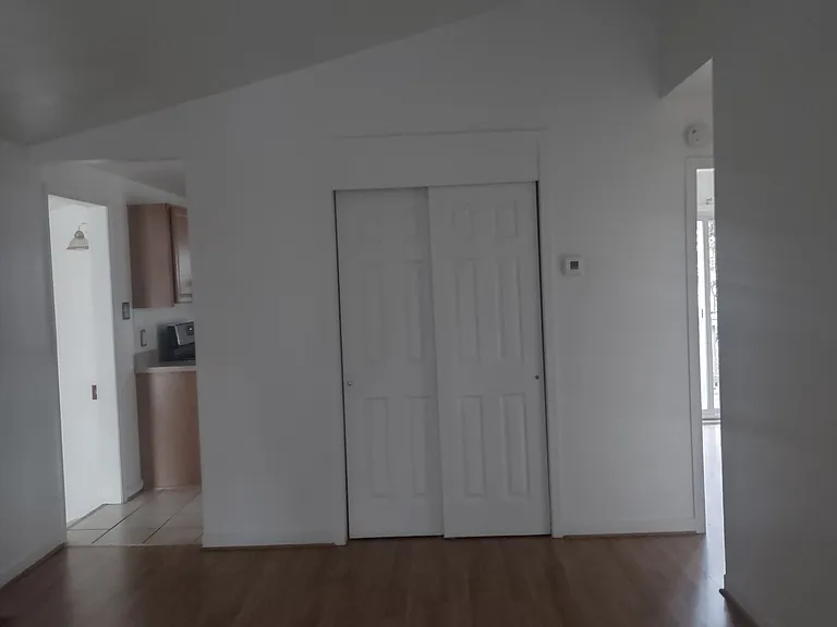 902 Russell Ct W — Photo 2