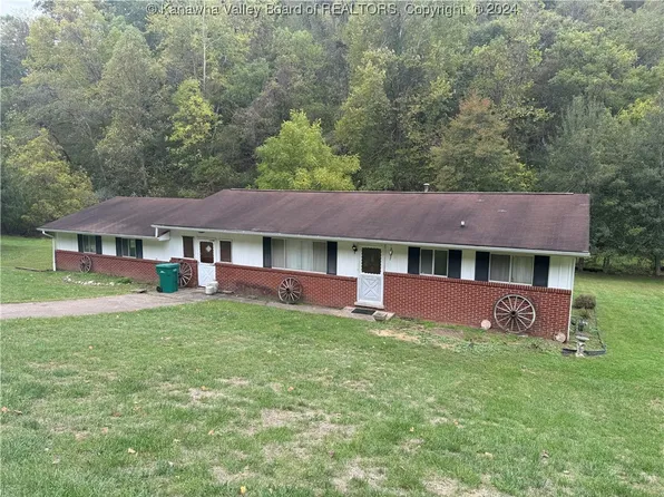 22 Carol Dr, Hurricane, WV 25526