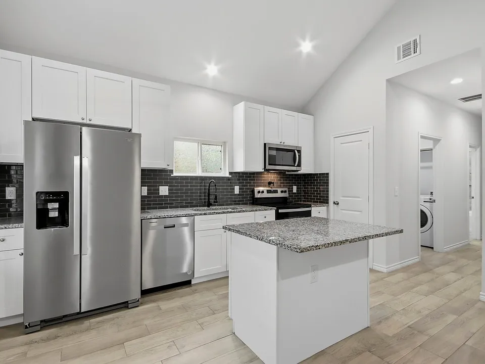 16902 Balmoral