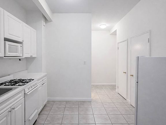 5th image of 225 E 10th St APT 3B