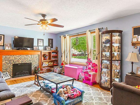 5th image of 1555 Maplecrest Dr