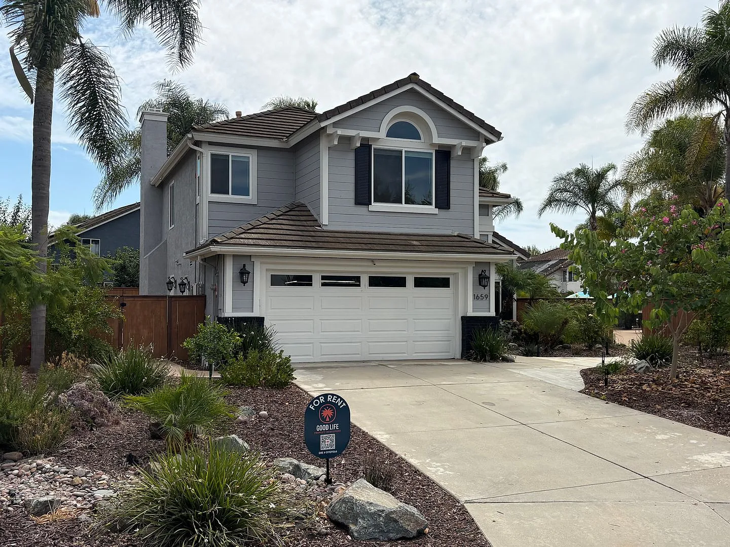 SD: 4BD/2.5BA in San Marcos w/ Private Pool, Large Yard & Solar! — Photo 4