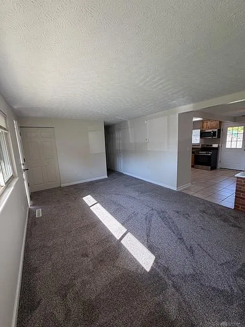 3 bed, 2.0 bath, 1080 sqft, $1,375 — Photo 2