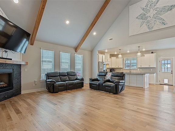 2nd image of 1812 Abbott Ln