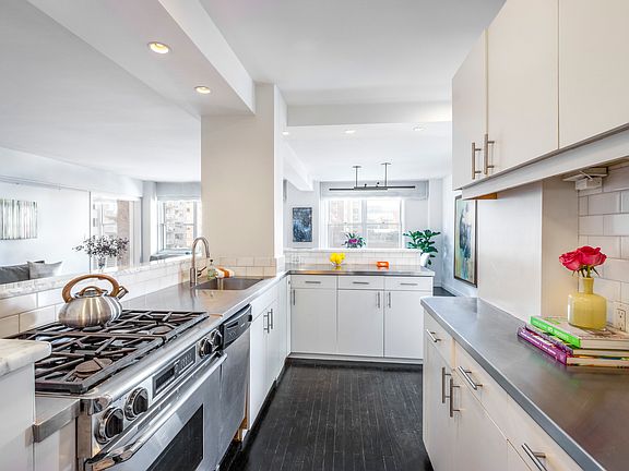 2nd image of 40 E 9th St APT 10M