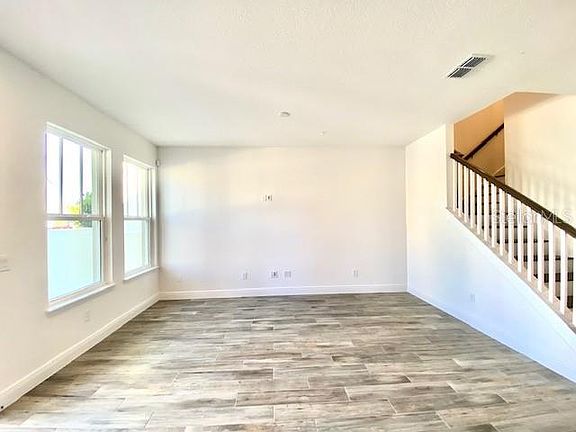 5th image of 13438 Stoddart Ave