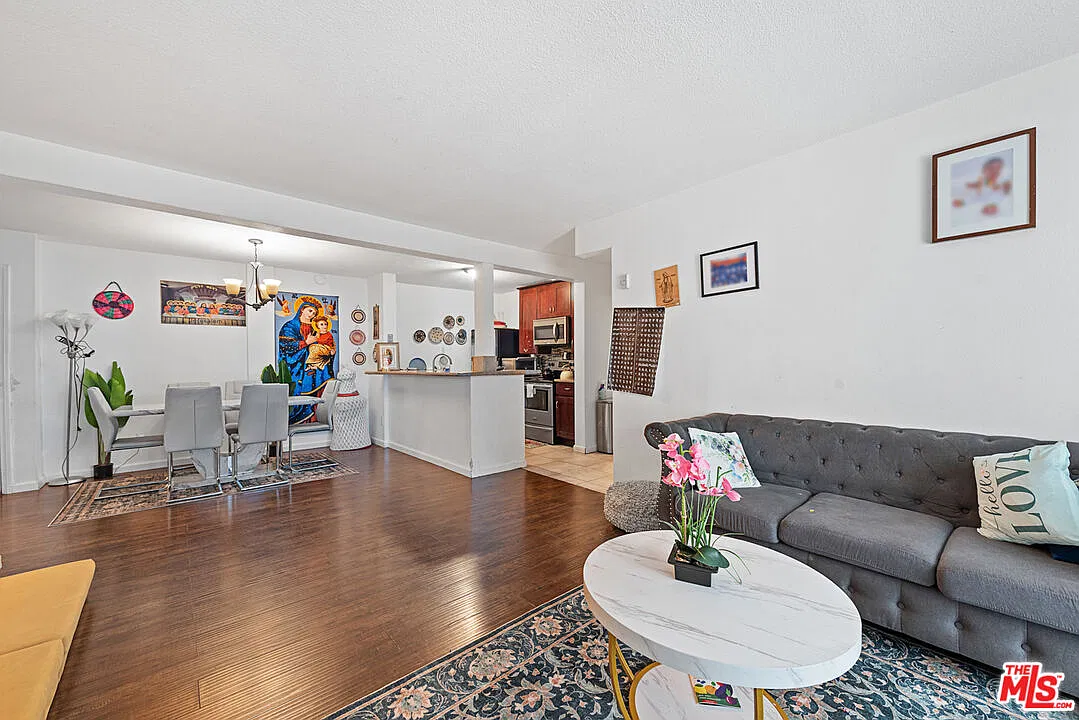 2 bed, 2.0 bath, 987 sqft, $2,500 — Photo 2