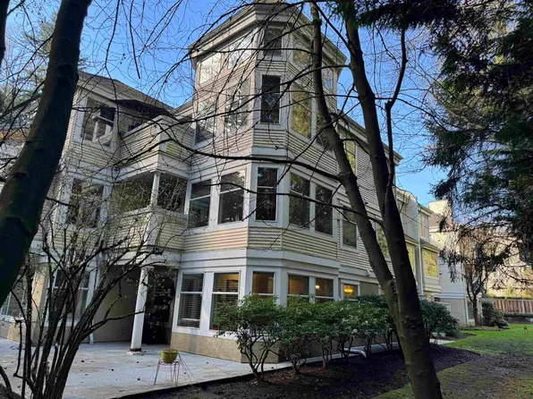 6860 Rumble St #108, Burnaby, BC V5E 1A8