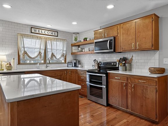 2nd image of 1901 SW Valley Glen Rd